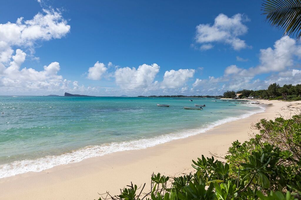 Les-Cannoniers-1-Beach